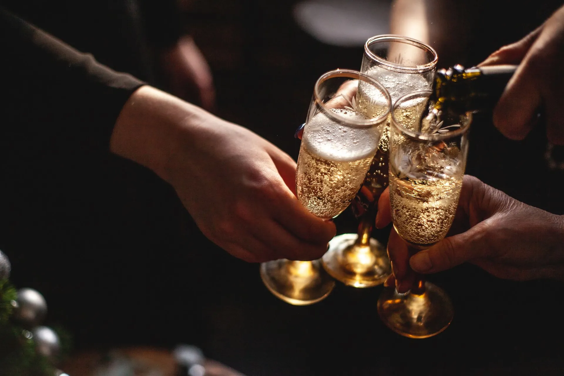 Networking-Apéro mit Gästen im Gespräch