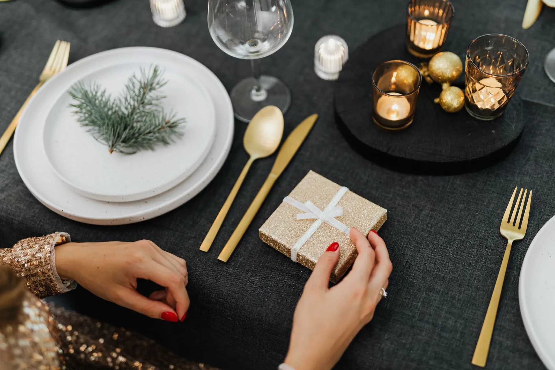 Edel verpacktes Geschenk mit goldener Schleife